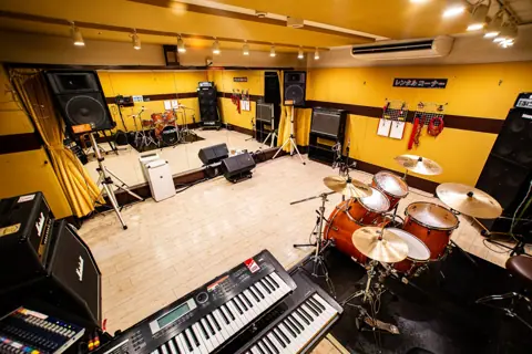 スタジオ246 NAGOYA:ドラムとキーボードのある練習室