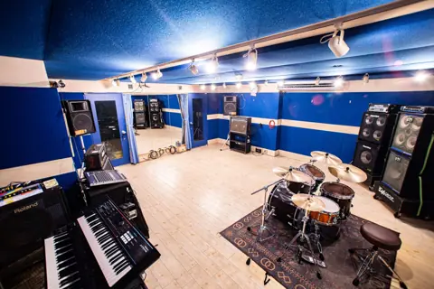 スタジオ246 NAGOYA:青い壁の練習室