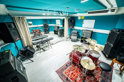 Studio246 WEST（ドラムセットとアンプのある練習室）
