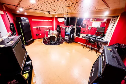 Studio246 WEST:赤い壁の練習室