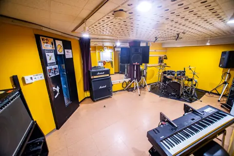 Studio246 WEST:黄色い壁の練習室とキーボード