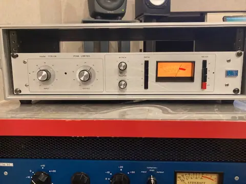 studioFine（スタジオファイン）：ラックのアウトボード機材