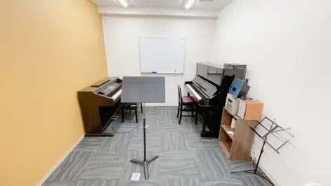 スガナミ楽器 サウンドパーク厚木 練習室レンタル:RoomB(アップライトピアノ・電子ピアノ)