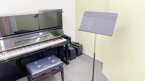 スガナミ楽器 サウンドパーク厚木 練習室レンタル:RoomC(アップライトピアノ)