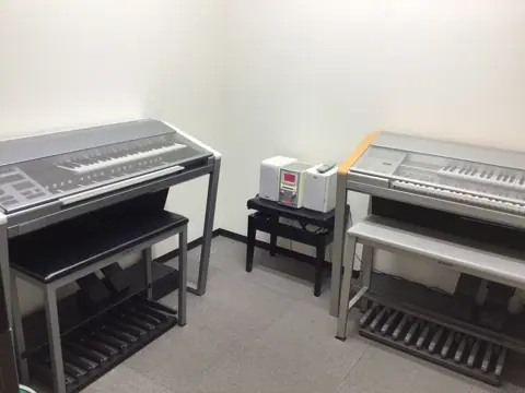 スガナミ楽器 南大沢駅前センター 練習室レンタル:エレクトーンのある練習室