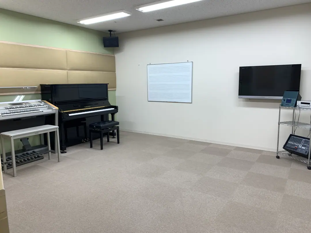 スガナミ楽器 ミュージックサロン多摩 練習室レンタル（アップライトピアノのある広い教室）