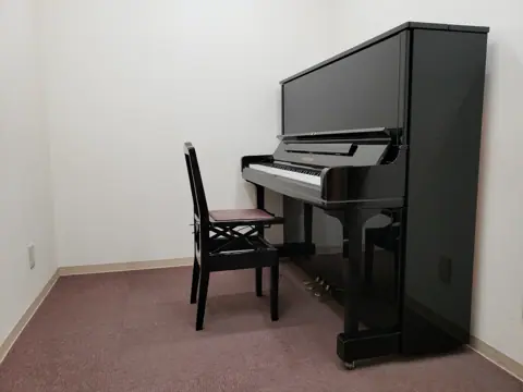 スガナミ楽器 鶴川駅前センター 練習室レンタル：アップライトピアノのある部屋