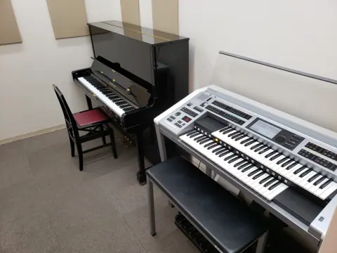スガナミ楽器 鶴川駅前センター 練習室レンタル：アップライトピアノとエレクトーンのある部屋