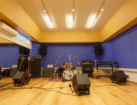 SUGI studio（ドラムとアンプのある練習室）