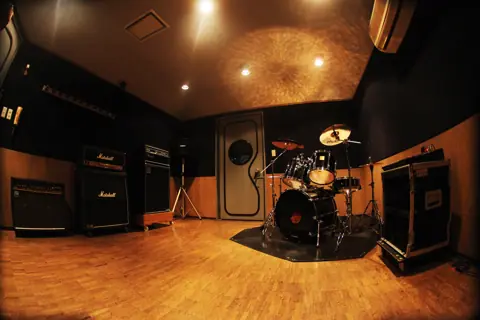 サン・ミュージックスタジオ:ドラムとアンプのある練習室