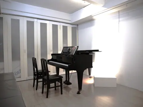 シンフォニー（門前仲町ピアノサロン）：グランドピアノのある部屋