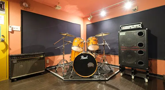STUDIO TARUREC（ドラムとアンプのある練習室）