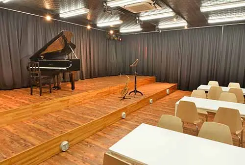 天理楽器 ホール音蔵（ステージとグランドピアノ）