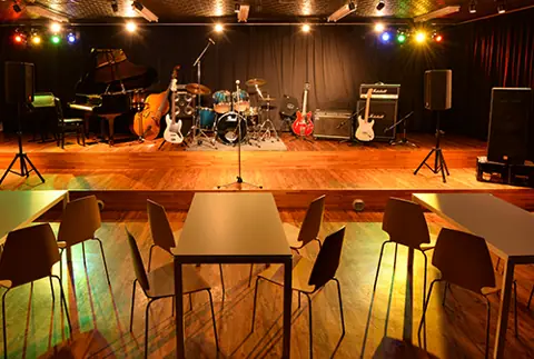 天理楽器 ホール音蔵：ステージのドラム・アンプ・ピアノ
