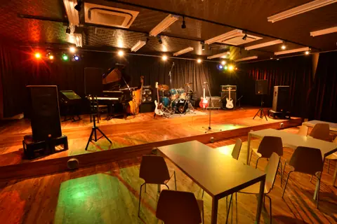 天理楽器 ホール音蔵：ステージと客席