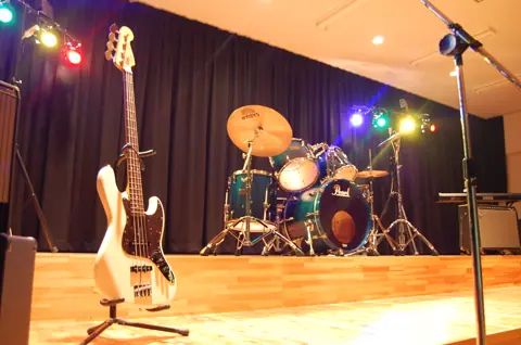 天理楽器 ホール音蔵：ステージのベースとドラムセット