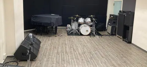 セオリスタジオ(ドラムとアンプ、グランドピアノのあるスタジオ)