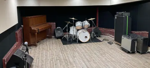 セオリスタジオ：ドラム、アップライトピアノ、アンプのあるスタジオ