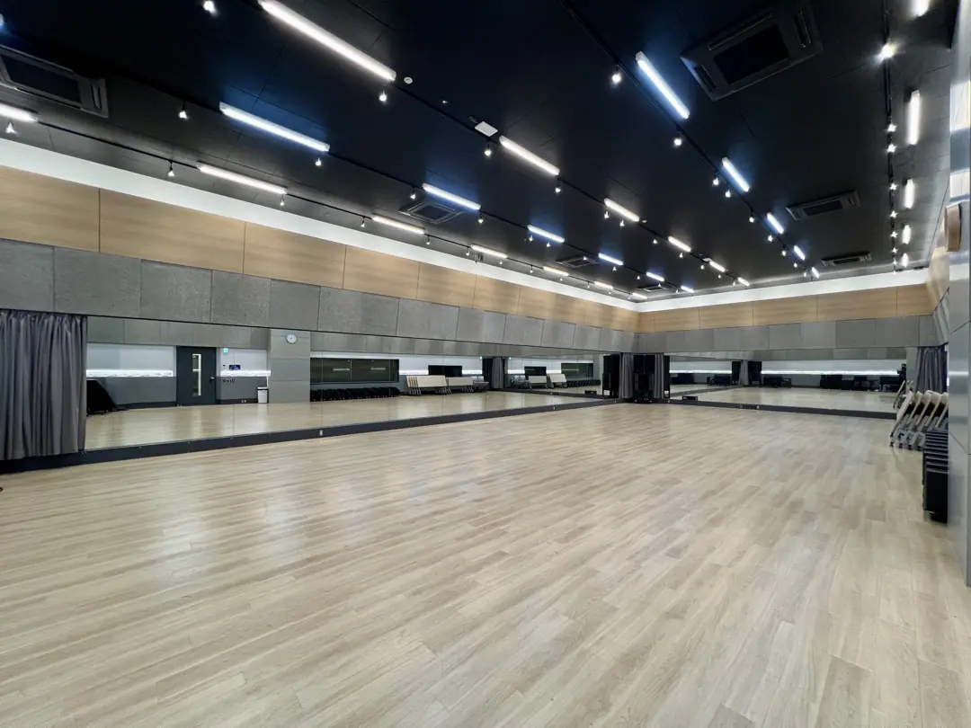 TIC Studio(鏡と照明のある広い室内)