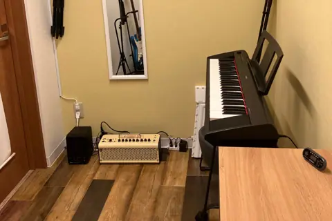 スタジオトマト 久地スタジオ(キーボードとアンプのある部屋)