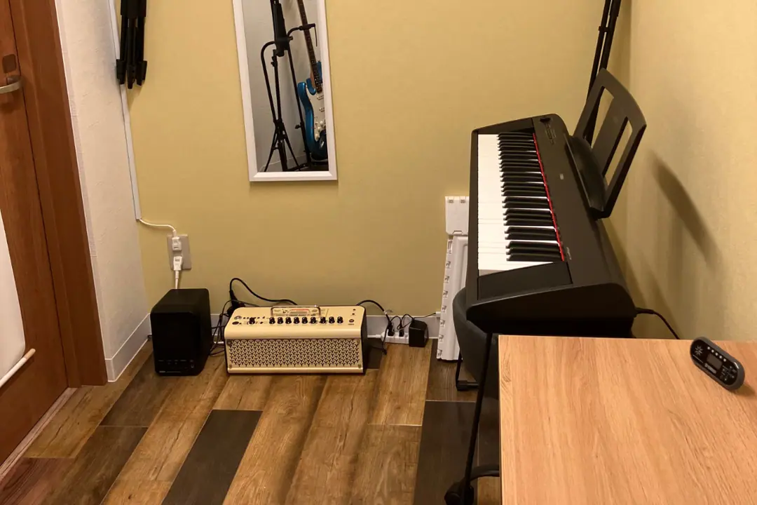 スタジオトマト 久地スタジオ(キーボードとアンプのある部屋)