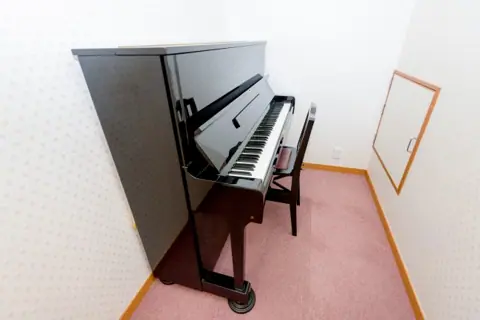 東音楽器足立センター 貸しスタジオ：アップライトピアノ