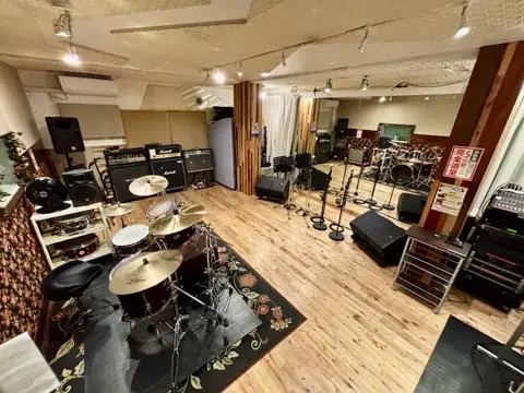 徳島練習スタジオ トリゴロ：ドラムのある練習室