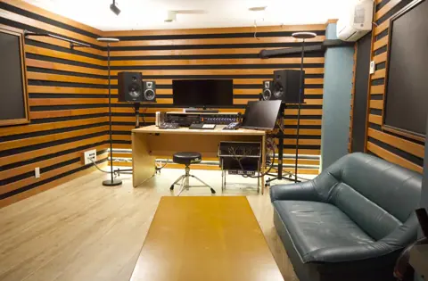 Tule music Lab.：モニタースピーカーとデスクのある録音スペース