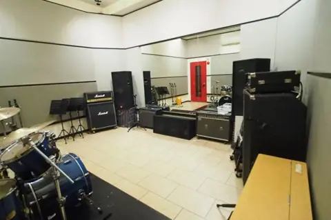 sound studio U-Be：アンプのある練習室