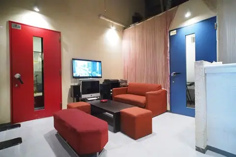 sound studio U-Be：ソファのあるロビー