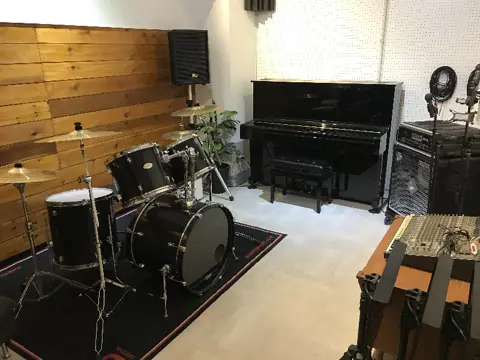 UNI PRIVATE STUDIO(ドラムとアップライトピアノのあるスタジオ)