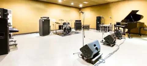 UNION -Sendai Sound Studio-（グランドピアノとドラムのある広い室内）