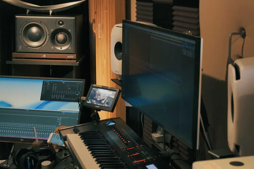 USI 新河岸音楽工務所(モニターとキーボードのある制作部屋)
