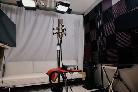 USI 新河岸音楽工務所：マイクと白いソファのある部屋