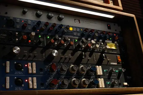 USI 新河岸音楽工務所：アウトボード機材