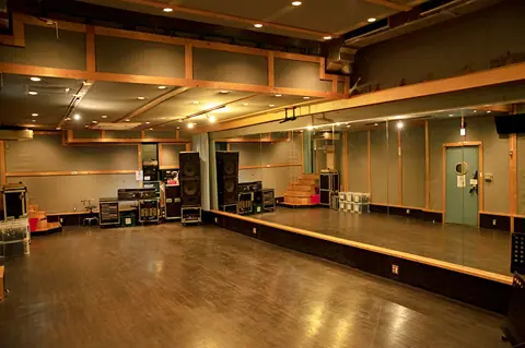 VAMOS studio(バモス スタジオ)(鏡と舞台のある広い室内)