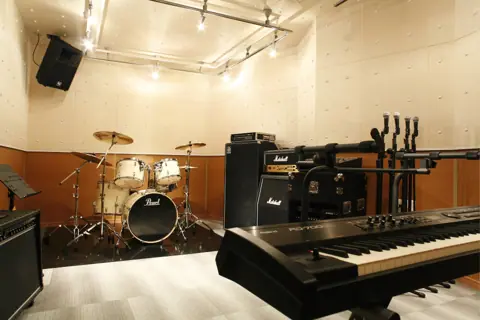 velvet room studio(ベルベットルームスタジオ)(ドラムとキーボードのある練習室)