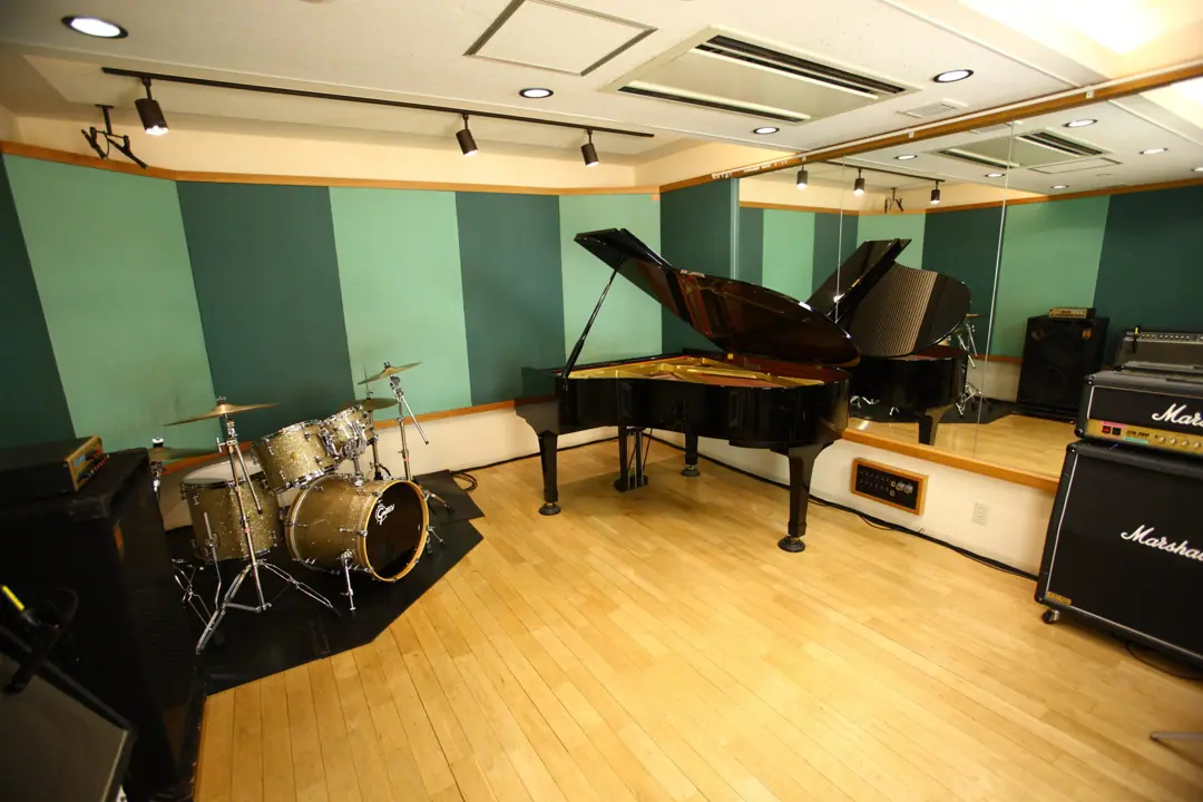 Vivo Sound Studio（グランドピアノとドラムのある練習室）