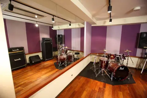 Vivo Sound Studio：ドラムとアンプのある練習室