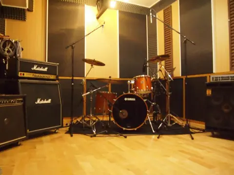 VoxBox Studio：メインブース（ドラム・アンプ）