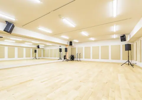和太鼓スタジオ音魂(鏡とスピーカーのある広い練習室)