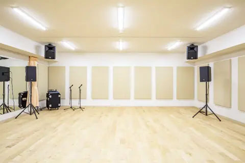 和太鼓スタジオ音魂：スピーカーとマイクスタンドのある練習室