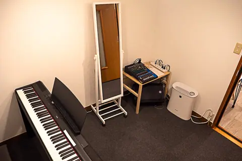 ワオン・スタジオ 御茶ノ水(電子ピアノと鏡のある部屋)