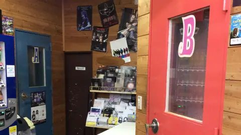 WAVE1 STUDIO（ウェーブワン スタジオ）：スタジオ入口付近