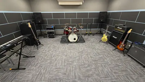 山野楽器 イオンモール鶴見緑地店 バンド専用スタジオ(ドラムとアンプのある練習室)
