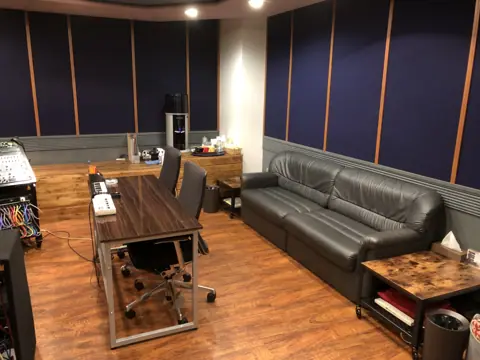 Yellow Studio（OCTO RECORDING STUDIO）：ソファのあるコントロールルーム