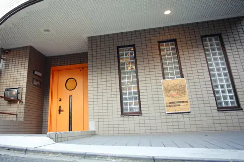 Yellow Studio（OCTO RECORDING STUDIO）：オレンジの扉の入口