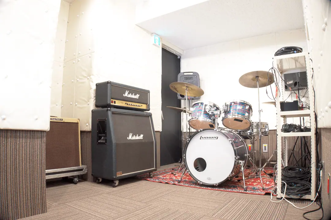 YOKOTA BASE STUDIO(ドラムとマーシャルアンプのある練習室)