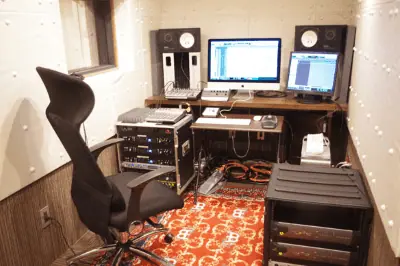 YOKOTA BASE STUDIO：モニターとデスクのある録音ルーム