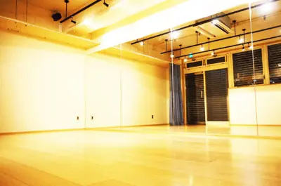 YOKOTA BASE STUDIO：鏡のある広いスタジオ